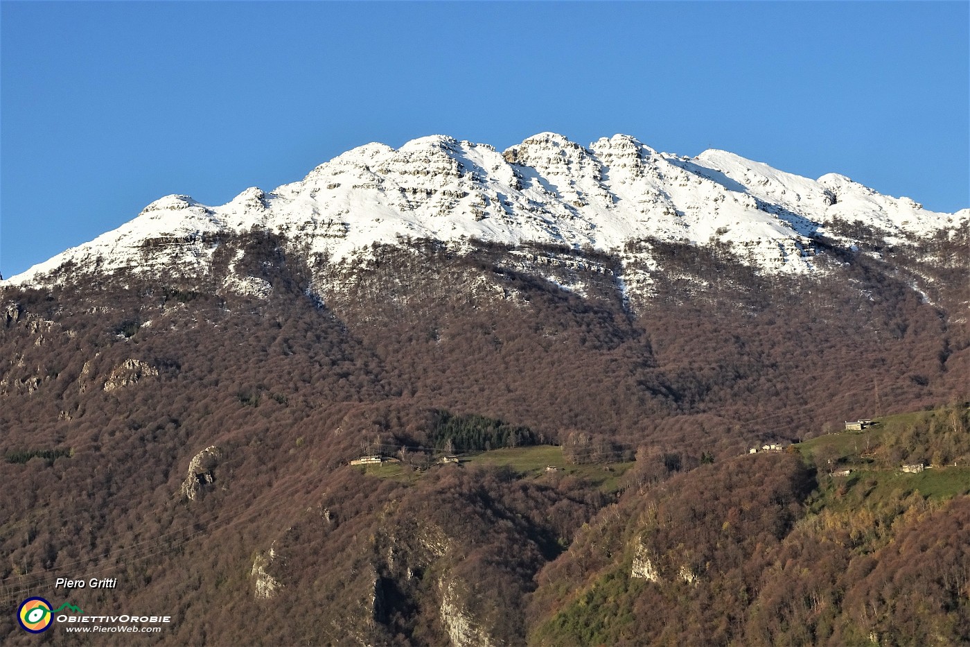 15 Il Resegone...in veste autunnale le pendici boscose, in abito invernale le creste sud innevate.JPG